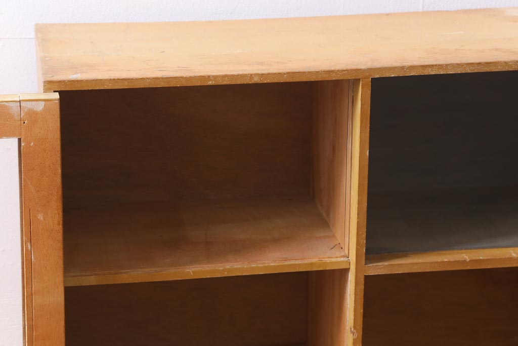 レトロ家具　昭和レトロ　ダイヤガラス入り　古い木の落ち着いた雰囲気が魅力のブックケース(本棚、本箱)(R-038442)