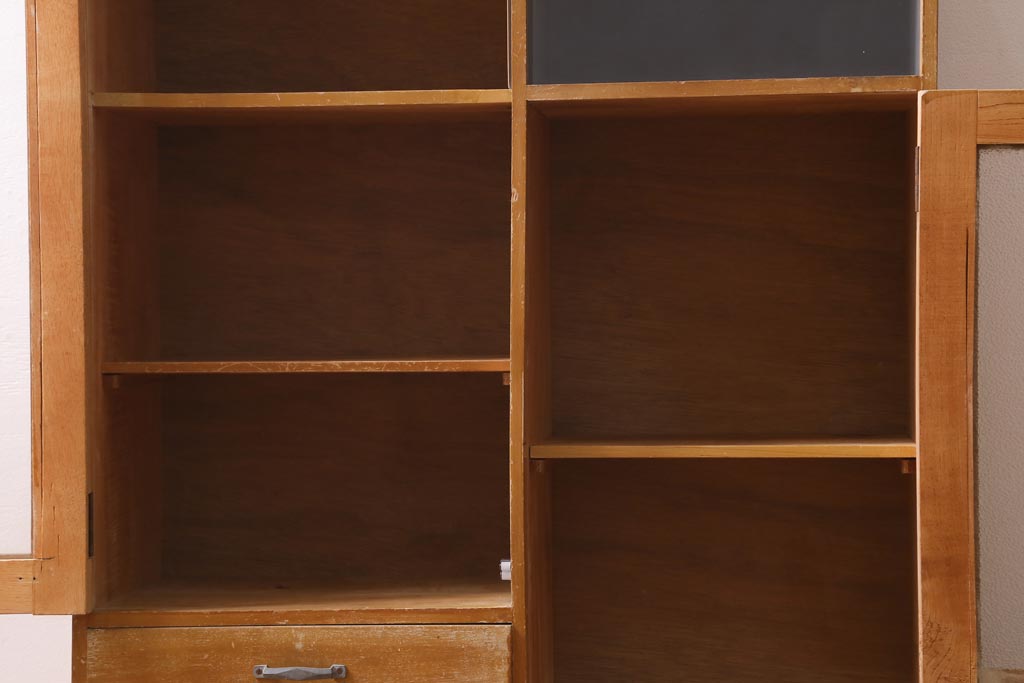 レトロ家具　昭和レトロ　ダイヤガラス入り　古い木の落ち着いた雰囲気が魅力のブックケース(本棚、本箱)(R-038442)