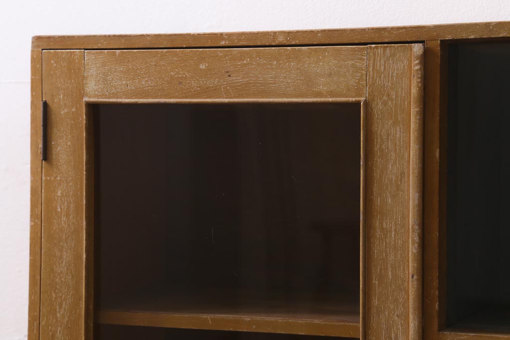レトロ家具　昭和レトロ　ダイヤガラス入り　古い木の落ち着いた雰囲気が魅力のブックケース(本棚、本箱)(R-038442)