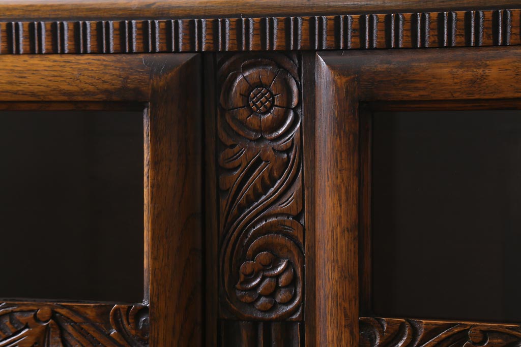 アンティーク家具　イギリスアンティーク　オーク材　上品な装飾が目を引くブックケース(本箱、収納箱、キャビネット)(R-038445)
