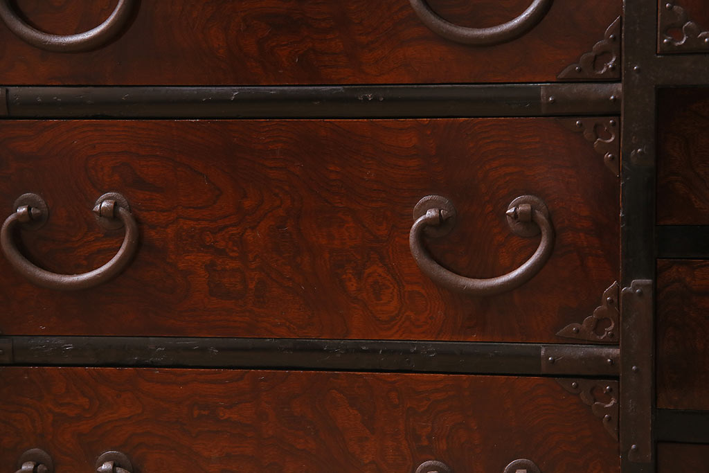 アンティーク家具　明治期　前面ケヤキ玉杢材　厚手の金具が目を引く庄内小箪笥(重ね箪笥、衣装箪笥)(R-038452)