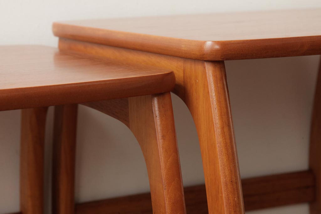ビンテージ家具　イギリスビンテージ　チーク材　Nathan(ネイサン)社　珍しいデザインのネストテーブル(サイドテーブル)(R-038453)