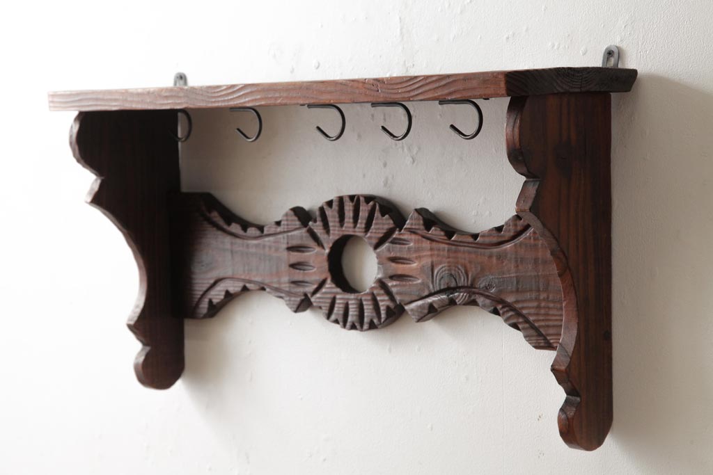 ヴィンテージ家具　フランスビンテージ　フックが斜めに付いたおしゃれな木製ウォールラック(壁掛け飾り棚、ウォールシェルフ、ウッドシェルフ、木製ラック)(R-038459)
