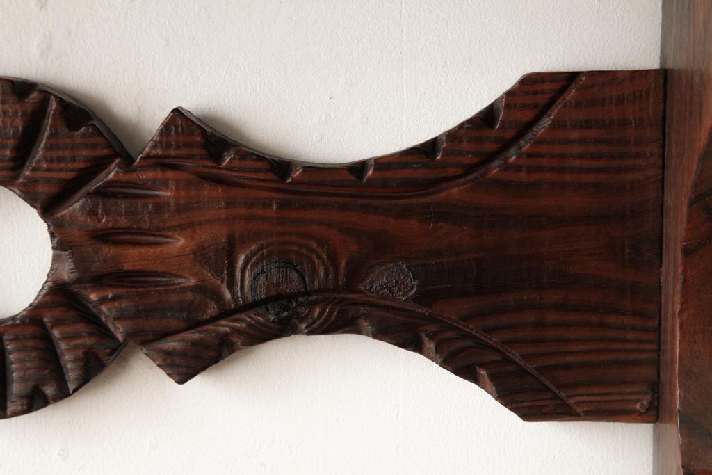 ヴィンテージ家具　フランスビンテージ　フックが斜めに付いたおしゃれな木製ウォールラック(壁掛け飾り棚、ウォールシェルフ、ウッドシェルフ、木製ラック)(R-038459)