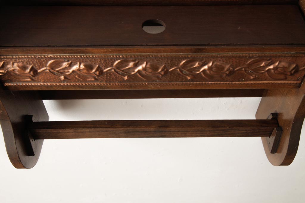 ヴィンテージ家具　フランスビンテージ　バラのレリーフがエレガントなキッチンラック(ペーパーホルダー、飾り棚)(R-038460)