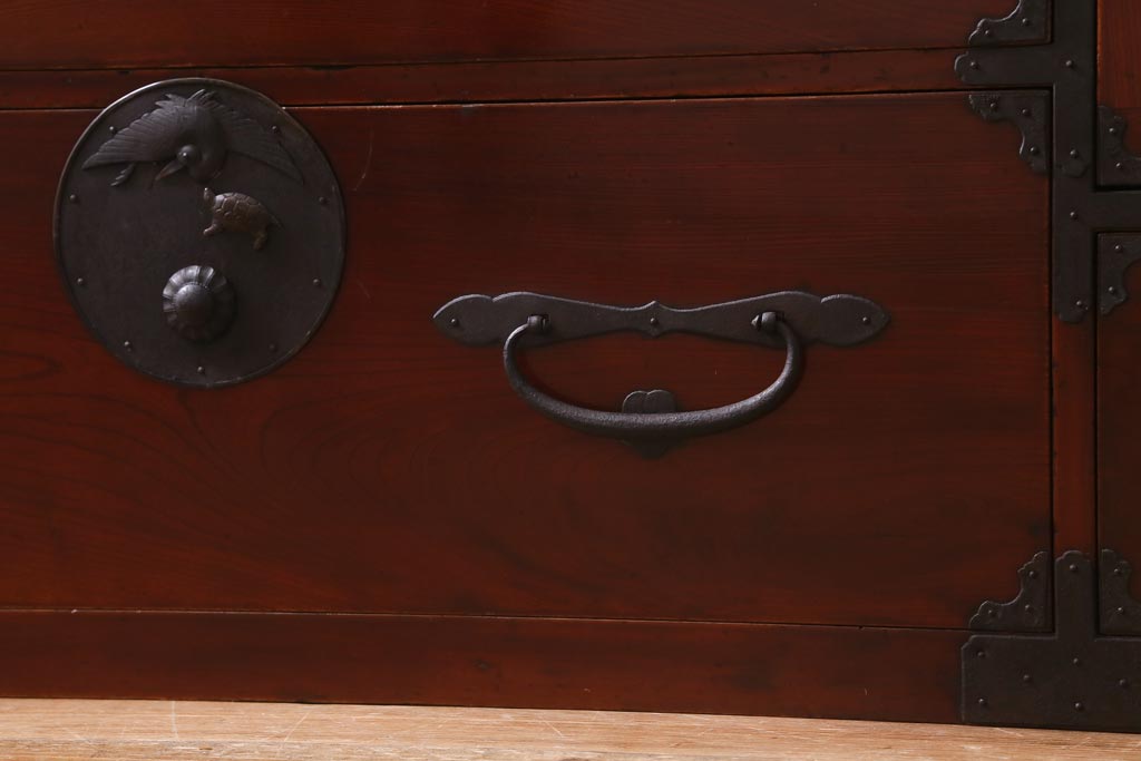 アンティーク家具　大正期　前面ケヤキ材　漆塗り　鶴と亀の意匠が目を惹く二本松箪笥ローボード(時代箪笥、ローチェスト、引き出し)(R-038464)