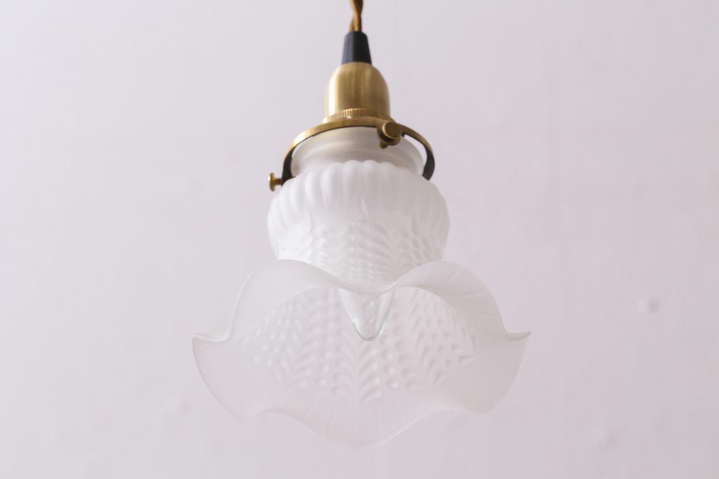 ヴィンテージ照明　フランスビンテージ　乳白色のフリルシェードが素敵なペンダントライト(天井照明、吊り下げ照明)(R-038479)
