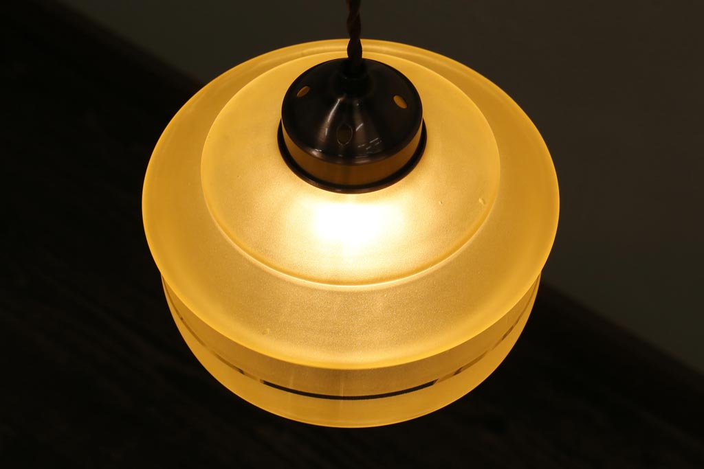 アンティーク照明　イギリスアンティーク　淡いイエローのシェードが可愛らしいペンダントライト(天井照明、吊り下げ照明)(R-038503)