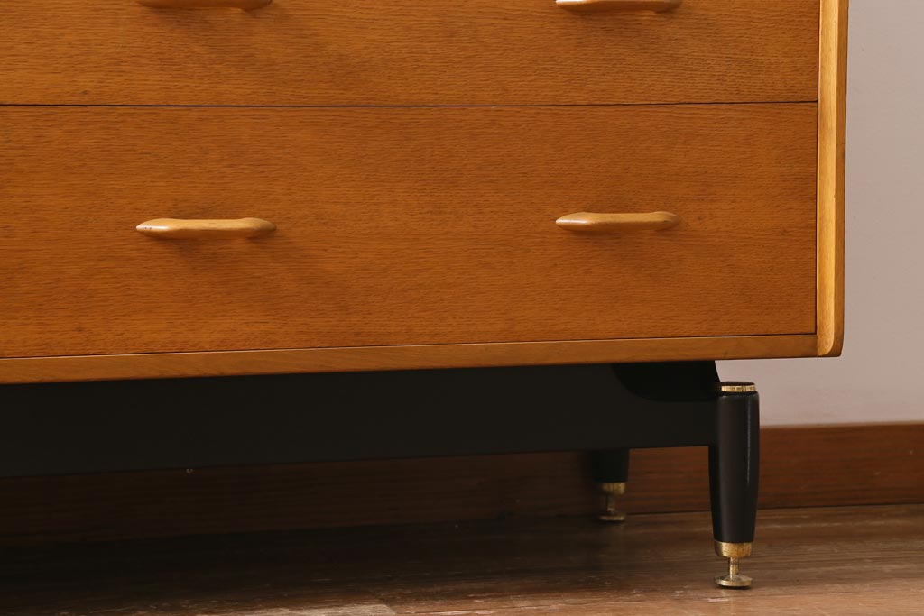 ヴィンテージ家具　リペイント　イギリスビンテージ　G-PLAN(ジープラン)　サニーオーク&チャイニーズホワイト　ミッドセンチュリーな雰囲気のダブルチェスト(サイドボード)(R-038511)