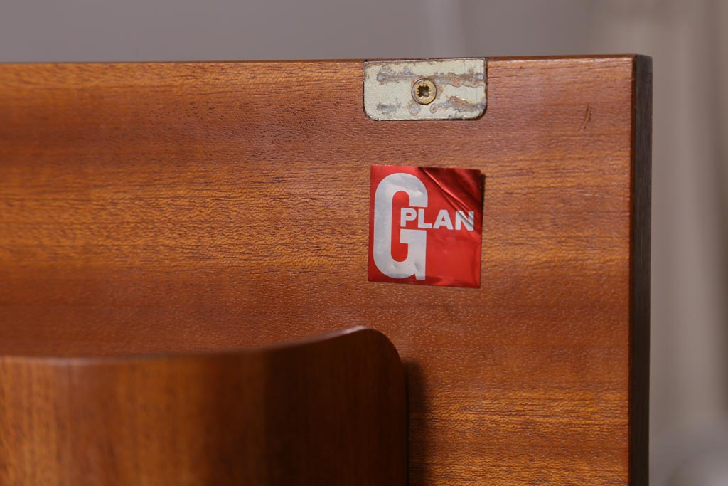 ヴィンテージ家具　イギリスビンテージ　G-PLAN(ジープラン)　Form FIVE(フォーム ファイブ)　チーク材　真鍮取っ手がお洒落な両袖デスク(机、在宅ワーク、在宅用作業台、サイドボード)(R-038512)