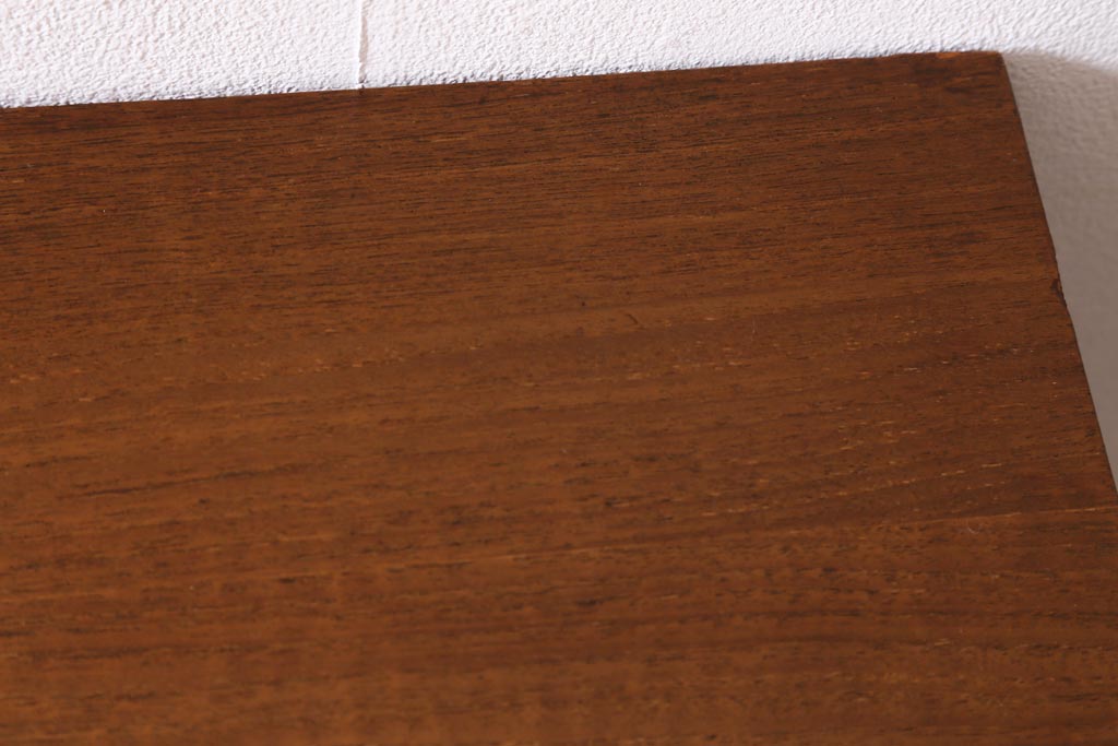 ヴィンテージ家具　イギリスビンテージ　G-PLAN(ジープラン)　Form FIVE(フォーム ファイブ)　チーク材　真鍮取っ手がお洒落な両袖デスク(机、在宅ワーク、在宅用作業台、サイドボード)(R-038512)