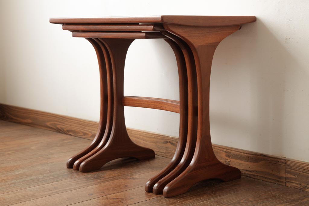 ヴィンテージ家具　イギリスビンテージ　G-PLAN(ジープラン)　カーブがおしゃれなネストテーブル(サイドテーブル、カフェテーブル)(R-038522)