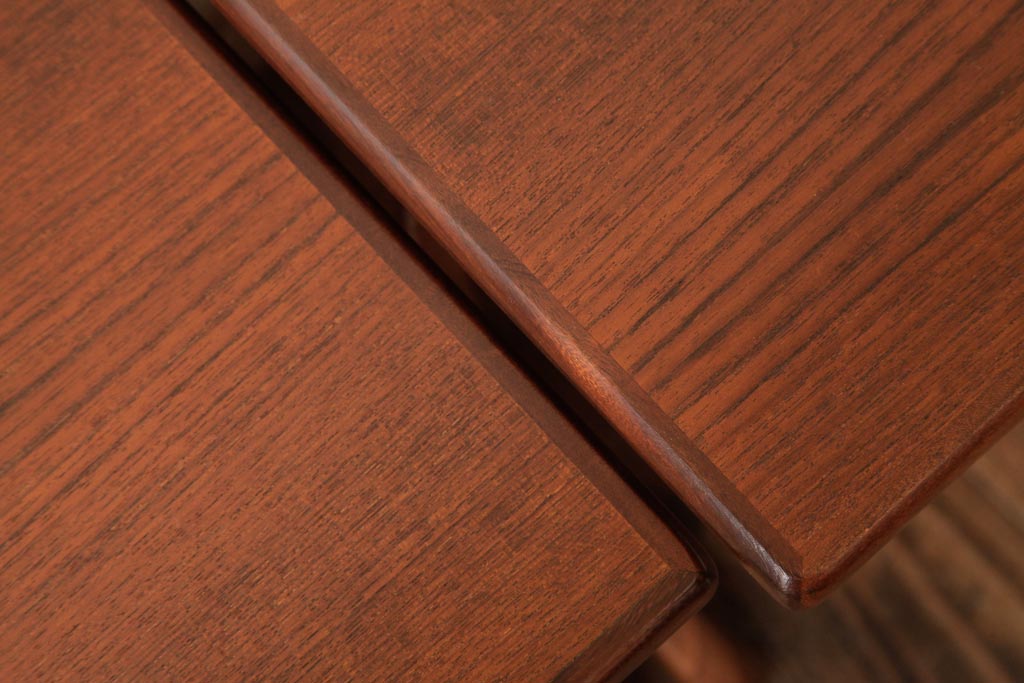 ヴィンテージ家具　イギリスビンテージ　G-PLAN(ジープラン)　カーブがおしゃれなネストテーブル(サイドテーブル、カフェテーブル)(R-038522)