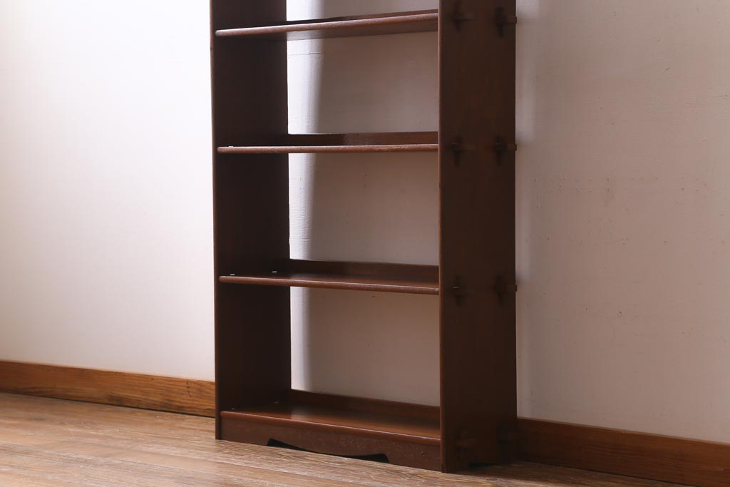 レトロ家具　昭和中期　透かし彫りが目を引く楔(くさび)式オープンラック(本棚、飾り棚、収納棚)(R-038524)