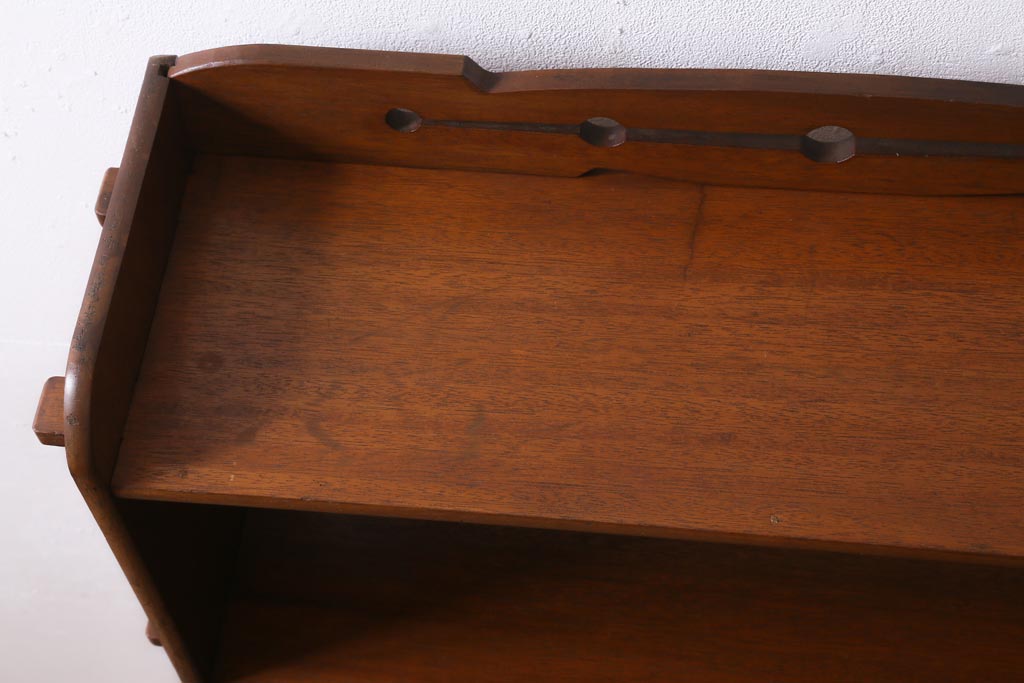レトロ家具　昭和中期　透かし彫りが目を引く楔(くさび)式オープンラック(本棚、飾り棚、収納棚)(R-038524)