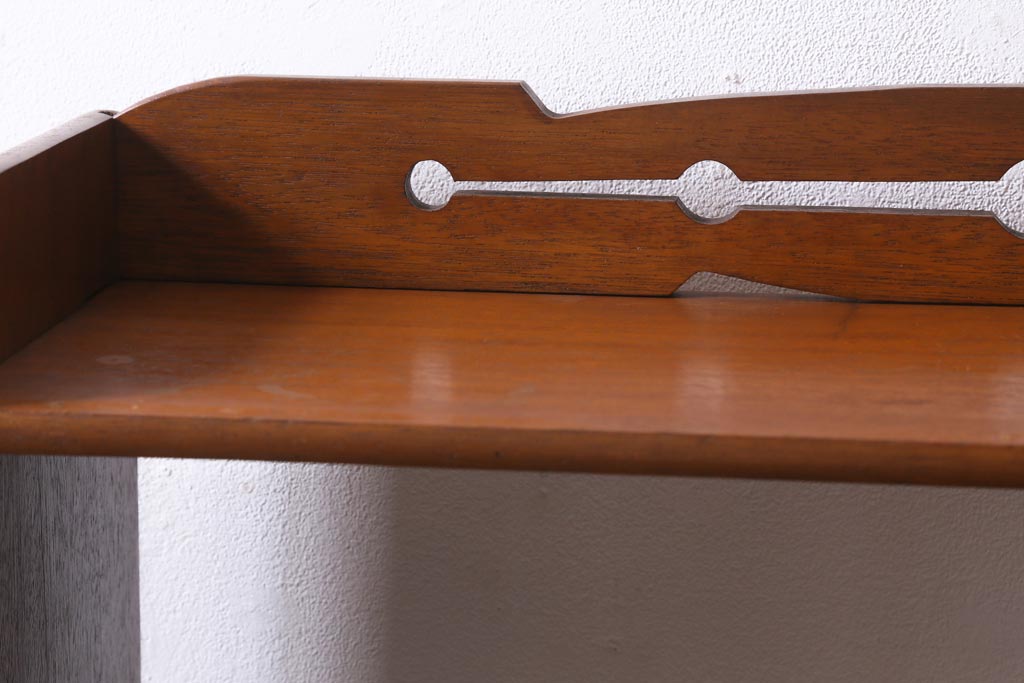 レトロ家具　昭和中期　透かし彫りが目を引く楔(くさび)式オープンラック(本棚、飾り棚、収納棚)(R-038524)