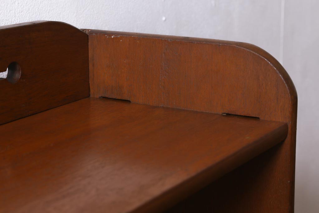レトロ家具　昭和中期　透かし彫りが目を引く楔(くさび)式オープンラック(本棚、飾り棚、収納棚)(R-038524)