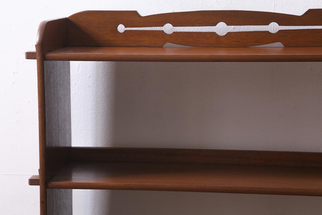 レトロ家具　昭和中期　透かし彫りが目を引く楔(くさび)式オープンラック(本棚、飾り棚、収納棚)(R-038524)