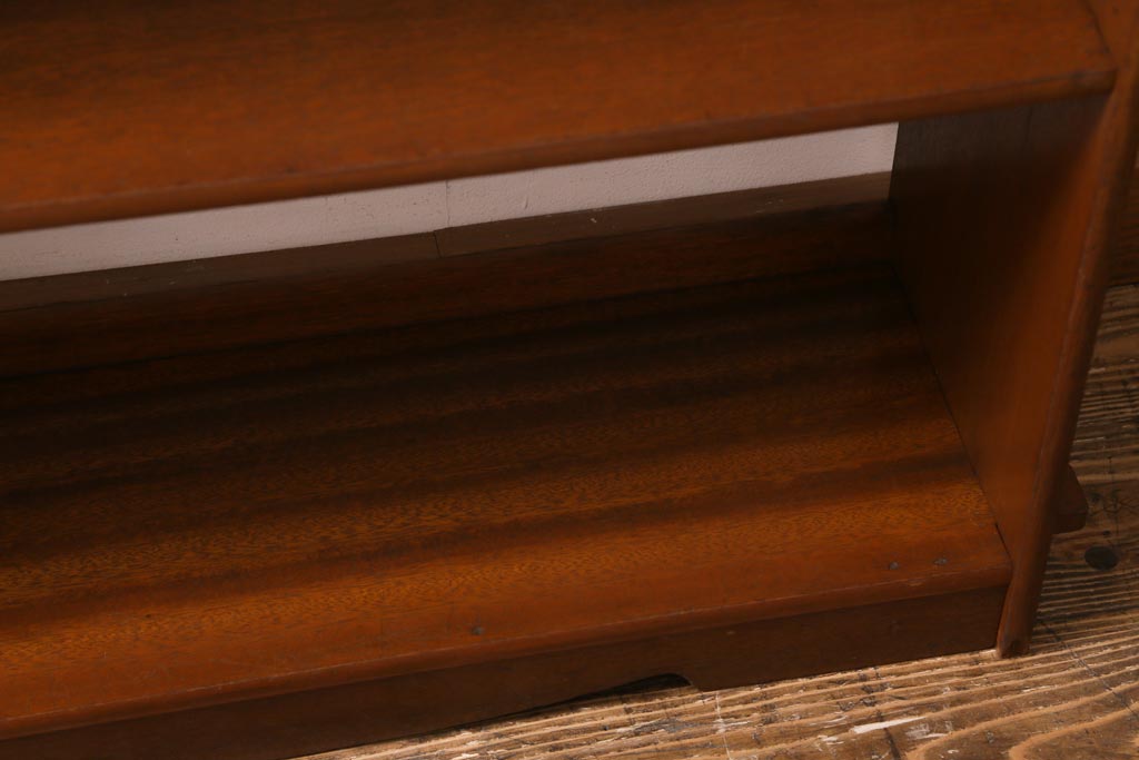 レトロ家具　昭和中期　透かし彫りが目を引く楔(くさび)式オープンラック(本棚、飾り棚、収納棚)(R-038524)