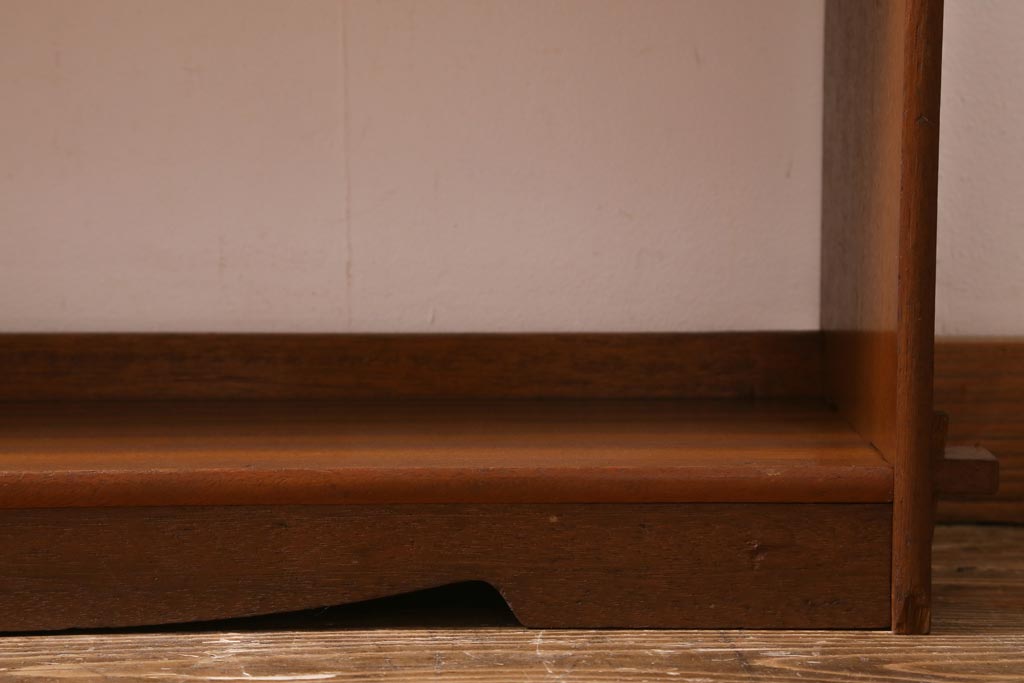 レトロ家具　昭和中期　透かし彫りが目を引く楔(くさび)式オープンラック(本棚、飾り棚、収納棚)(R-038524)