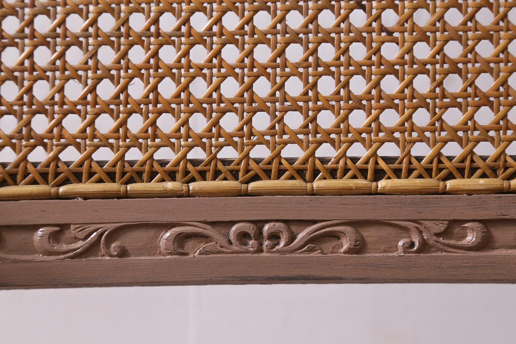 ヴィンテージ家具　フランスビンテージ　ペイント　彫刻の装飾が目を引くロッキングチェア(アームチェア)(R-038529)