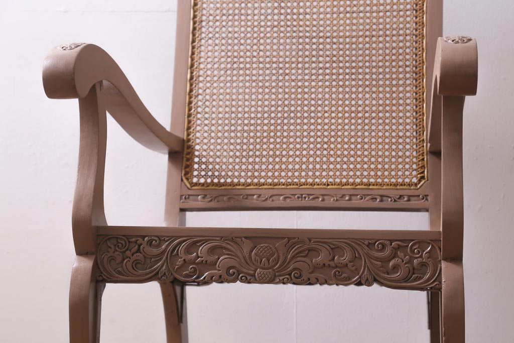 ヴィンテージ家具　フランスビンテージ　ペイント　彫刻の装飾が目を引くロッキングチェア(アームチェア)(R-038529)