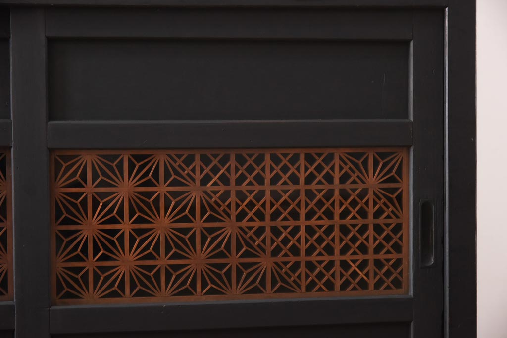 アンティーク家具　リメイク　シックな色合いに組子細工が映える脚付きキャビネット(水屋箪笥、サイドボード、戸棚、収納棚)(R-038560)