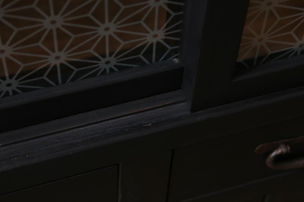 アンティーク家具　当店オリジナルガラス・ダイヤガラス入り　鉄脚付き　渋さと味わいが魅力的なサイドボード(戸棚、収納棚)(R-038563)