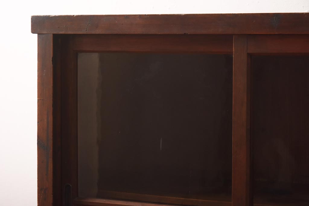 レトロ家具　和製アンティーク　ゆらゆらガラスがレトロな雰囲気を演出するガラス戸棚(収納棚、飾り棚)(R-038596)