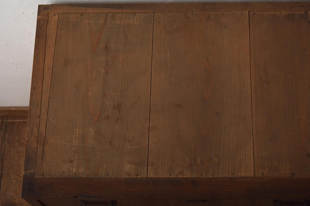 アンティーク家具　和製アンティーク　前面ケヤキ材　引き出し7杯付きの小振りなチェスト(引き出し、衣装箪笥)(R-038597)