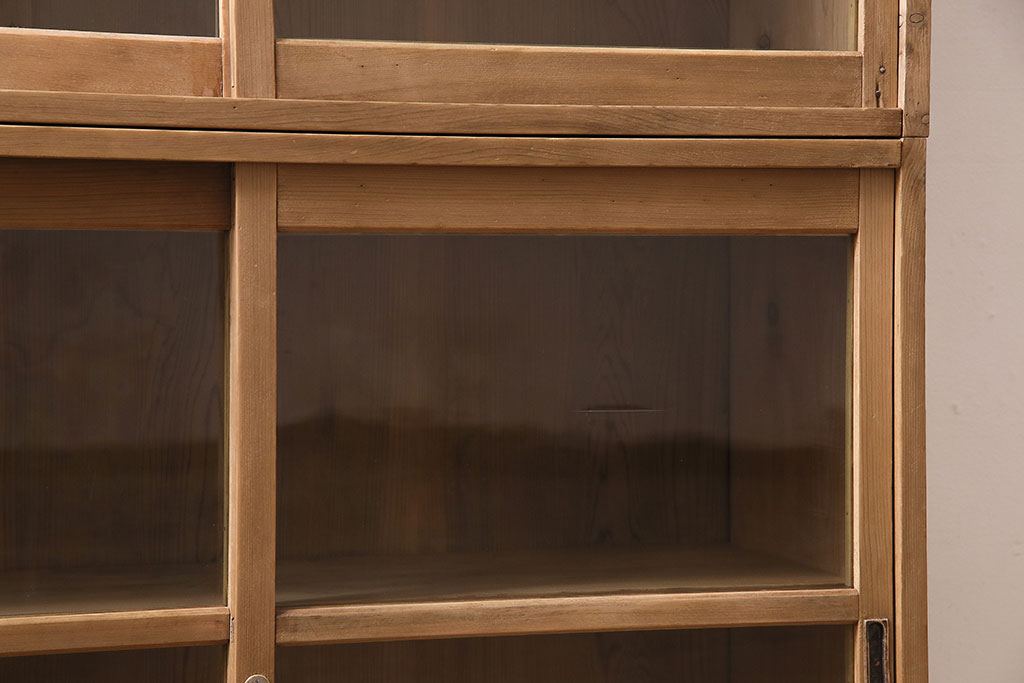 アンティーク家具　大正昭和初期　ストリップド(剥離)　ゆらゆらガラスがレトロな雰囲気を高める重ねキャビネット(飾り棚、陳列棚、収納棚)(R-038601)