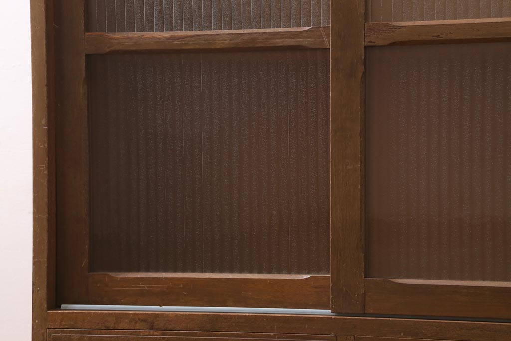アンティーク家具　昭和中期　銀モールガラス　温かみのある木肌が魅力のレトロなガラス戸棚(収納棚、食器棚、キャビネット)(R-038684)