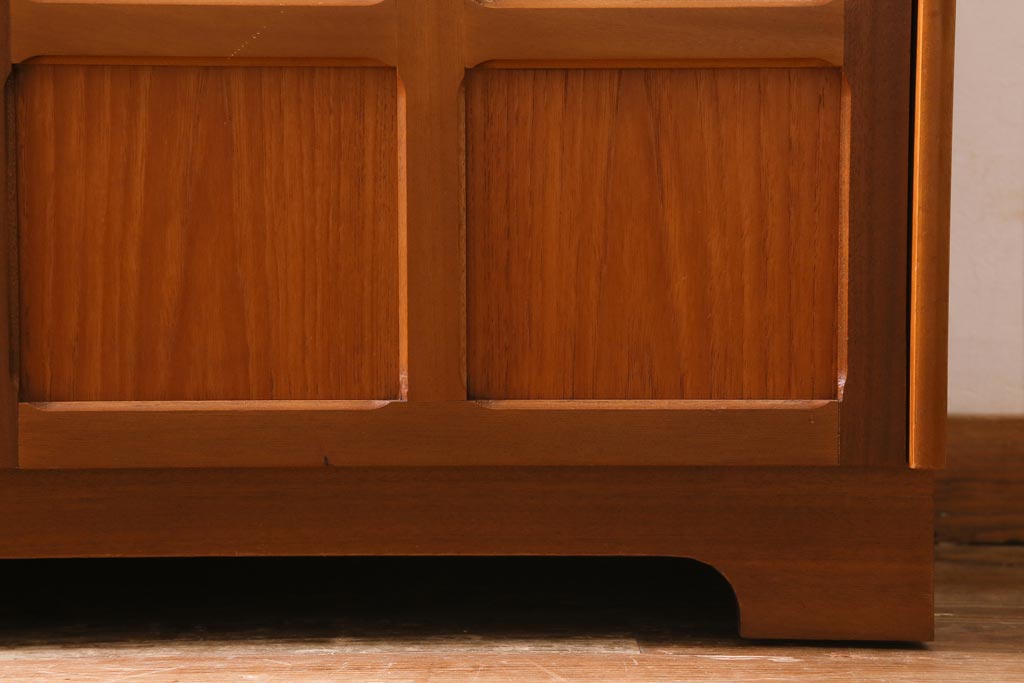 ヴィンテージ家具　イギリスビンテージ　nathan社(ネイサン)　チーク材のスタイリッシュなキャビネット(カップボード、食器棚、収納棚)(R-038693)
