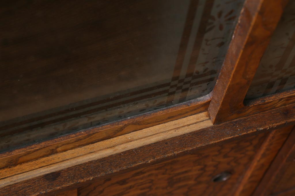 アンティーク家具　前面タモ玉杢材　ガラス引き戸のデザインがお洒落な茶箪笥(茶棚、戸棚、収納棚)(R-038705)