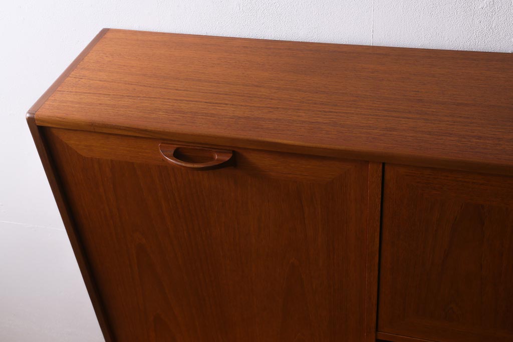 ヴィンテージ家具　北欧ビンテージ　G-PLAN(ジープラン)　Sierra(シエラ)　チーク材　温かな木肌が魅力のスタイリッシュなサイドボード(収納棚、カップボード)(R-038714)