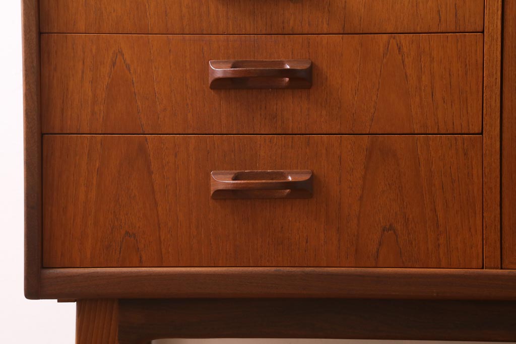 ヴィンテージ家具　北欧ビンテージ　G-PLAN(ジープラン)　Sierra(シエラ)　チーク材　温かな木肌が魅力のスタイリッシュなサイドボード(収納棚、カップボード)(R-038714)