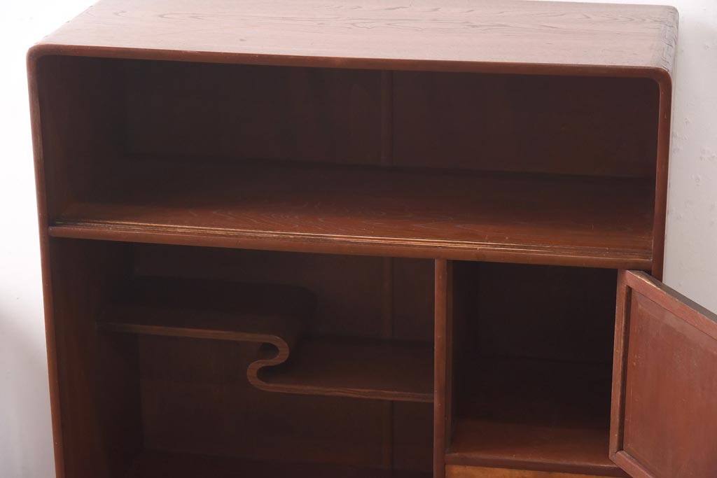 アンティーク家具　昭和初期　丸みのあるフォルムが親しみやすさ感じる茶箪笥(茶棚、戸棚、収納棚)(R-038775)