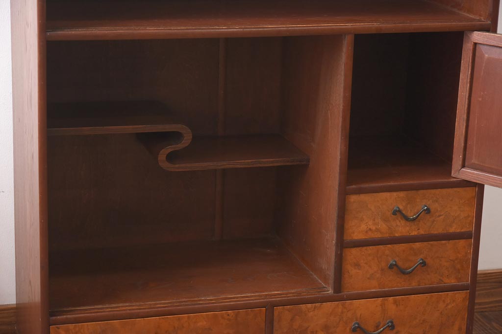 アンティーク家具　昭和初期　丸みのあるフォルムが親しみやすさ感じる茶箪笥(茶棚、戸棚、収納棚)(R-038775)
