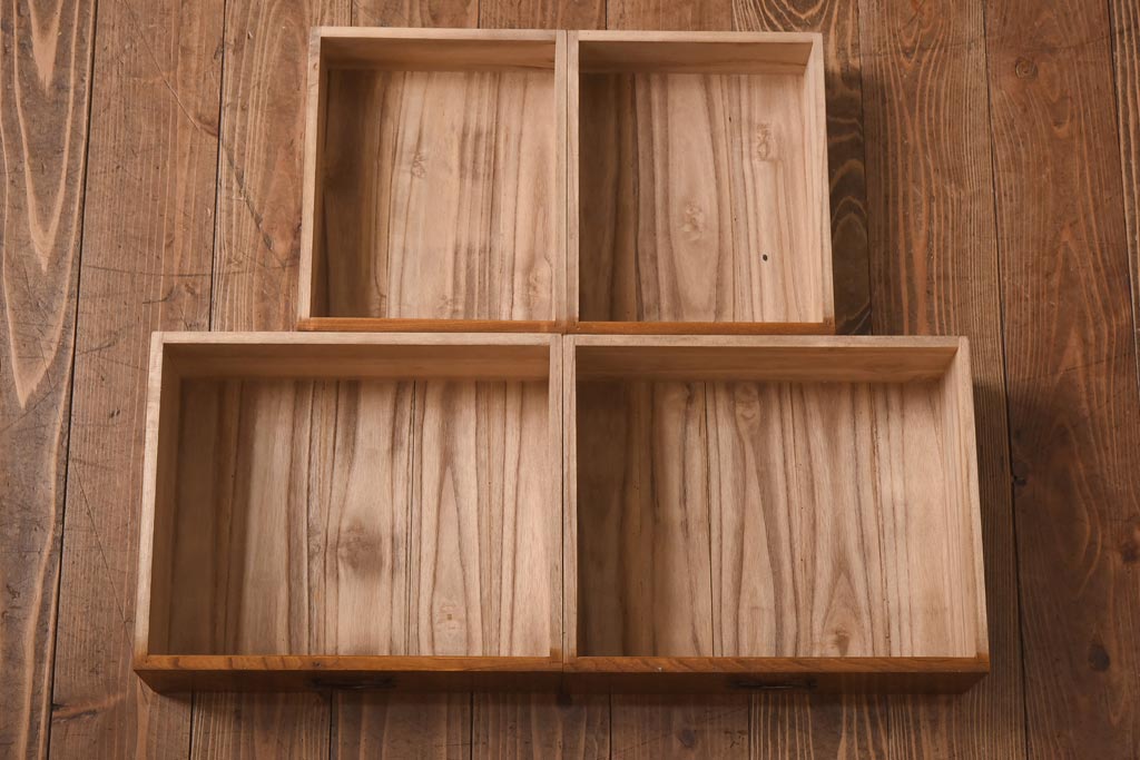 アンティーク家具　昭和初期　丸みのあるフォルムが親しみやすさ感じる茶箪笥(茶棚、戸棚、収納棚)(R-038775)