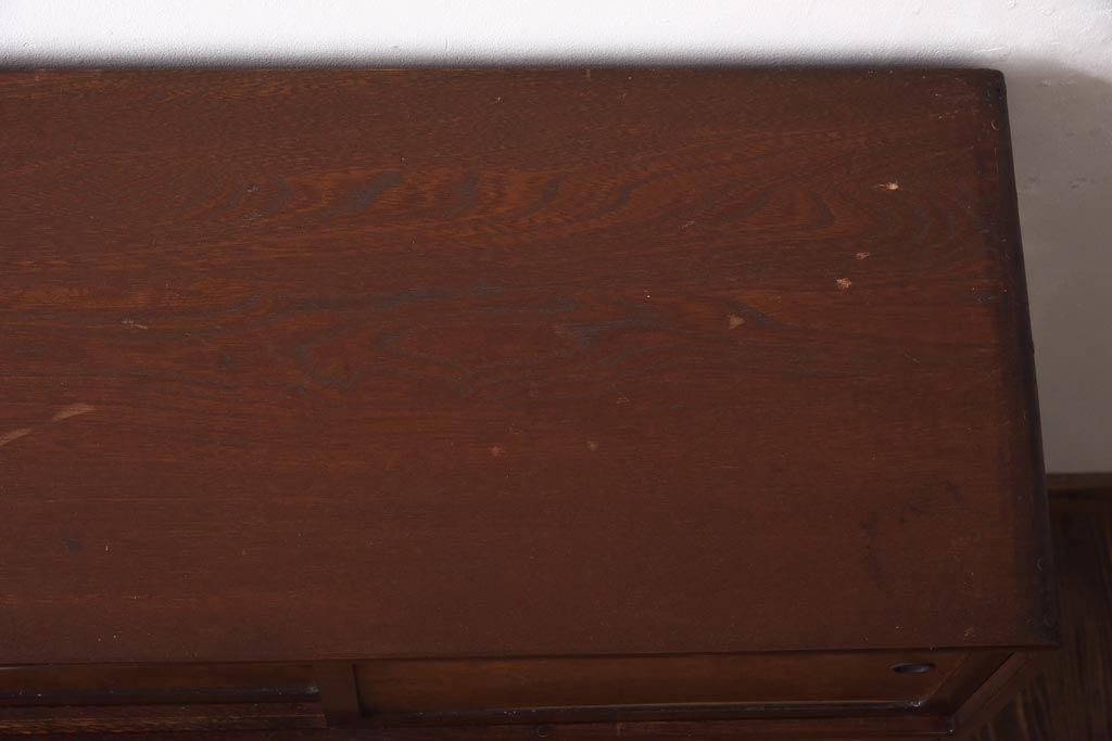 アンティーク家具　昭和初期　丸みのあるフォルムが親しみやすさ感じる茶箪笥(茶棚、戸棚、収納棚)(R-038775)