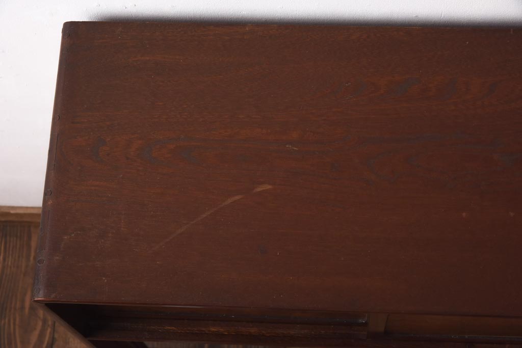 アンティーク家具　昭和初期　丸みのあるフォルムが親しみやすさ感じる茶箪笥(茶棚、戸棚、収納棚)(R-038775)