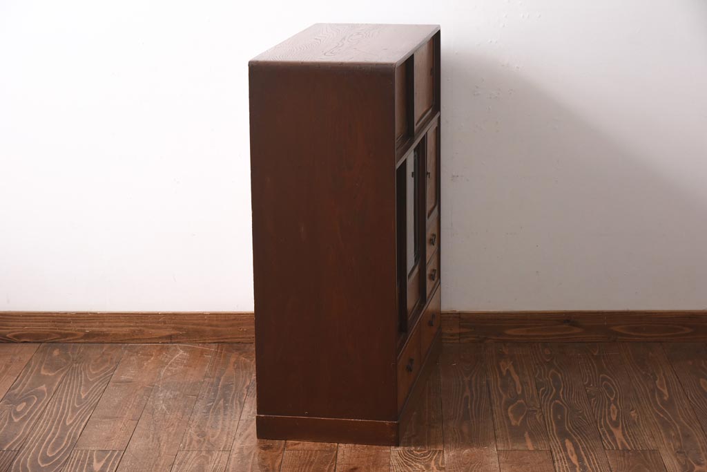 アンティーク家具　昭和初期　丸みのあるフォルムが親しみやすさ感じる茶箪笥(茶棚、戸棚、収納棚)(R-038775)