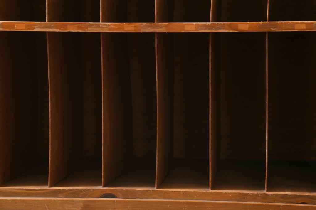 レトロ家具　昭和中期　素朴な木の風合いがレトロな収納棚(棚、オープンラック)(R-038861)