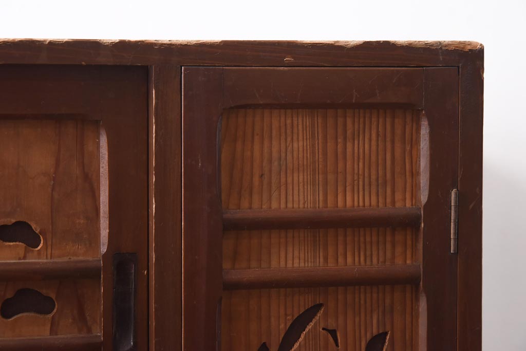 アンティーク家具　和製アンティーク　松竹梅　透かし彫りが風情あふれる下駄箱(収納棚、戸棚、キャビネット)(R-038877)