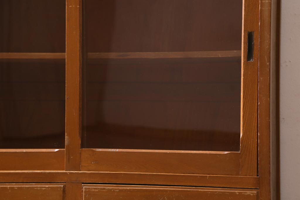 アンティーク家具　昭和レトロ家具　懐かしさ感じる重ねガラス戸棚(キャビネット、収納棚)(R-038881)