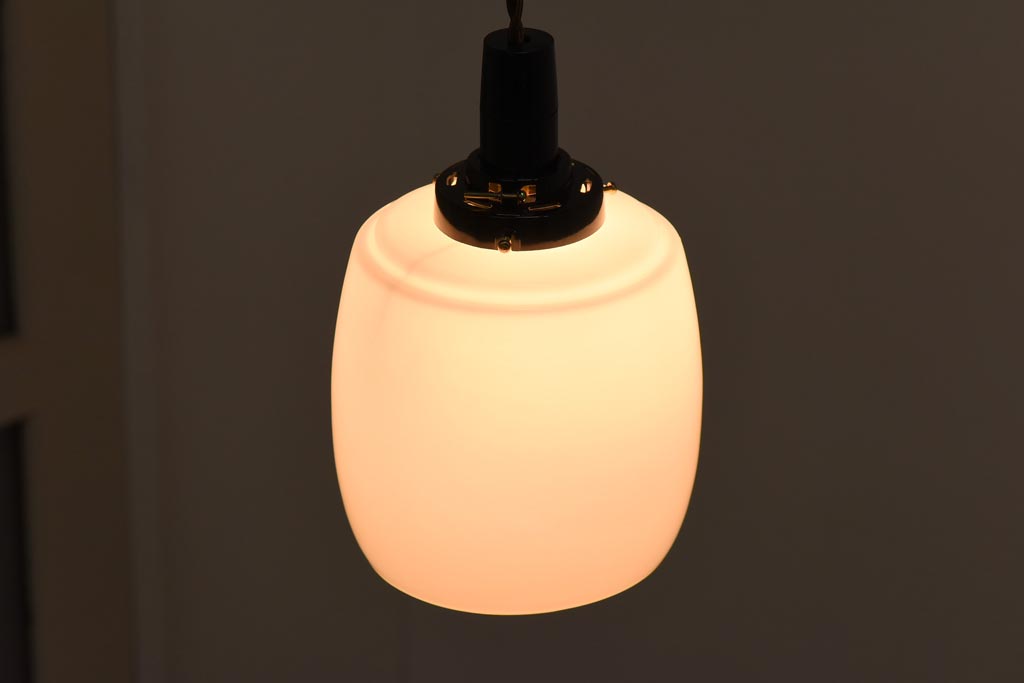 レトロ照明　シンプルで馴染みやすい昭和レトロの筒型吊り下げ照明(シェード、天井照明、ペンダントライト)(R-038974)