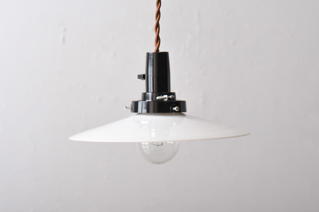 レトロ照明　戦前　昔懐かしい平笠シェードのペンダントライト(吊り下げ照明、天井照明、シェード)(R-038975)