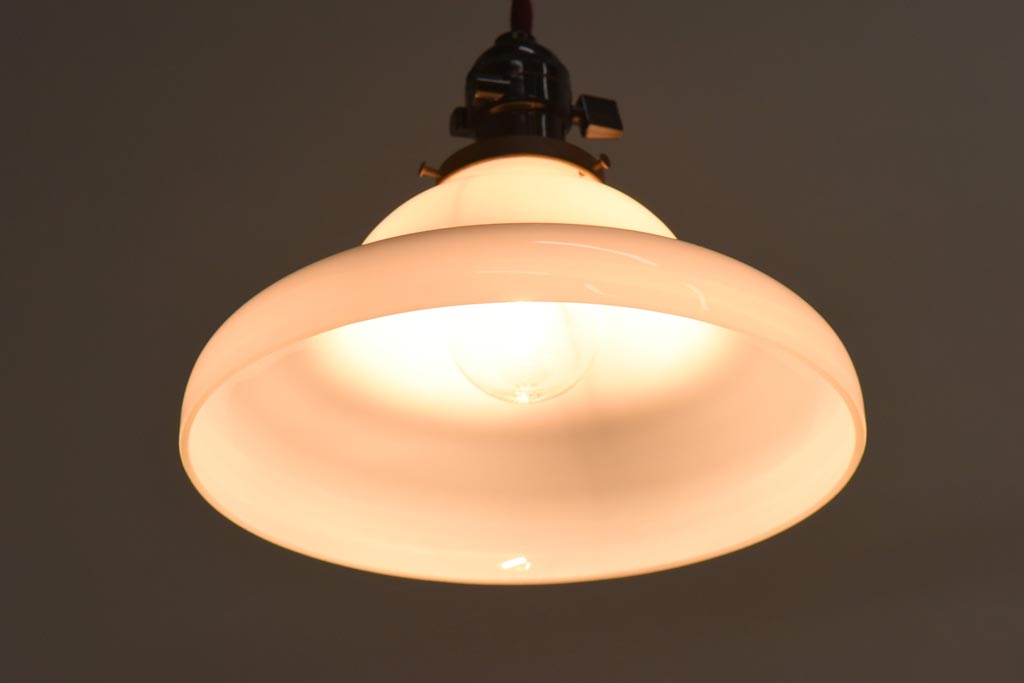 レトロ照明　昭和初期　戦前　緩やかな曲線のシェードが魅力的なペンダントライト(天井照明、吊り下げ照明、電笠)(R-038976)