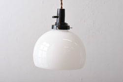 レトロ照明　昭和レトロ　丸い形とつるりとした質感が可愛らしいペンダントライト(天井照明、吊り下げ照明、電笠、シェード)(R-038977)