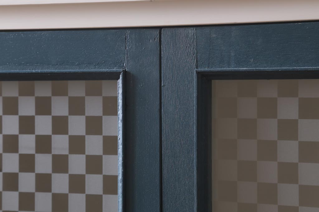 ラフジュ工房オリジナル　古建具リメイク　ペイント　市松模様ガラス入り　レトロシックな雰囲気が魅力の脚付きブックケース(本箱、収納棚、キャビネット)(R-038981)